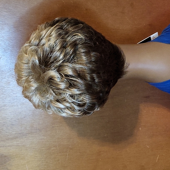 Short Wig With Curls - Picture 6 of 6